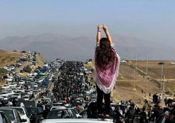Radio Jai -Adolescente iraní es golpeada hasta la muerte por la policía por romper la foto de Jomeini Miles de iraníes se dirigen a la tumba de Mahsa Amini en Saqqez, el 26 de octubre de 2022 (Crédito de la foto: 1500tasvir)