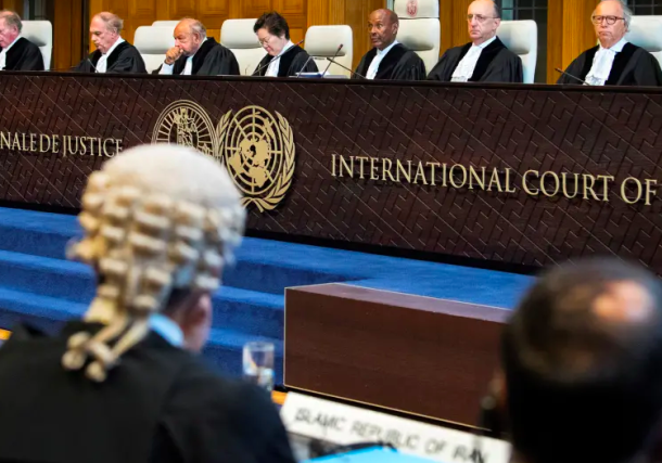 Radio Jai -Miembros de la Corte Internacional de Justicia asisten a una audiencia por presuntas violaciones del Tratado de Amistad de 1955 entre Irán y EE. UU., en la Corte Internacional de La Haya, Países Bajos, el 27 de agosto de 2018. (Crédito de la foto: REUTERS/PIROSCHKA VAN DE WOUW)