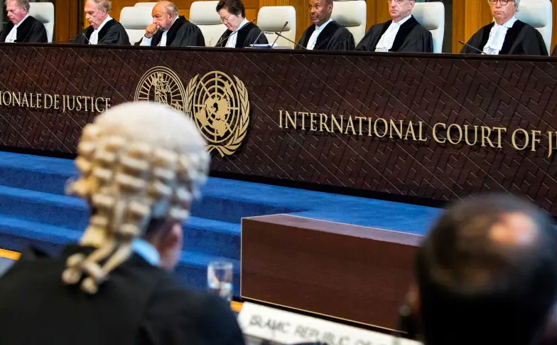 Radio Jai -Miembros de la Corte Internacional de Justicia asisten a una audiencia por presuntas violaciones del Tratado de Amistad de 1955 entre Irán y EE. UU., en la Corte Internacional de La Haya, Países Bajos, el 27 de agosto de 2018. (Crédito de la foto: REUTERS/PIROSCHKA VAN DE WOUW)