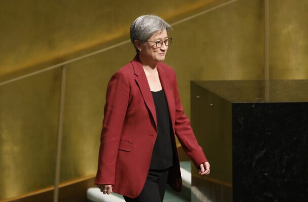 Radio Jai -La ministra de Relaciones Exteriores de Australia, Penny Wong, llega para dirigirse a la 77ª sesión de la Asamblea General de las Naciones Unidas, en la sede de la ONU, el viernes 23 de septiembre de 2022. (AP/Jason DeCrow)