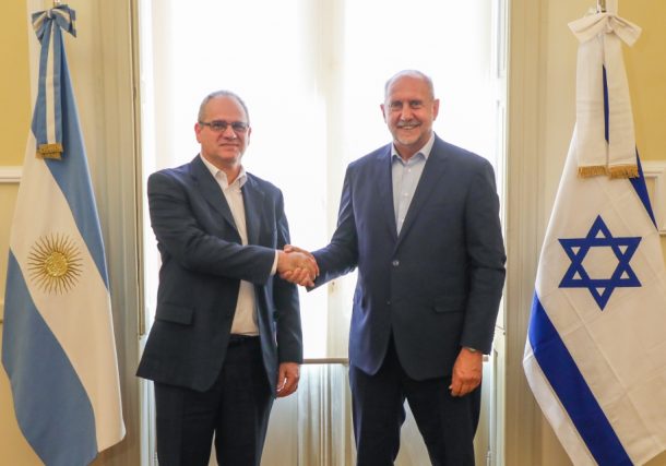 Radio Jai - El gobernador de la provincia de Santa Fe, Omar Perotti, recibió este jueves al embajador del Estado de Israel, Eyal Sela.