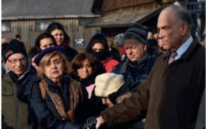 Radio Jai -Los sobrevivientes Tova Friedman, Angela Orosz-Richt y Johnny Jablon, con el embajador Ronald S. Lauder, fotografiados en Auschwitz-Birkenau el 27 de enero de 2020. (Foto de Shahar Azran)