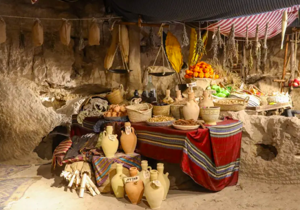 EN UNA PARADA excavada en el camino del Templo, recreación de bienes a disposición de los peregrinos. (Crédito de la foto: MARC ISRAEL SELLEM)