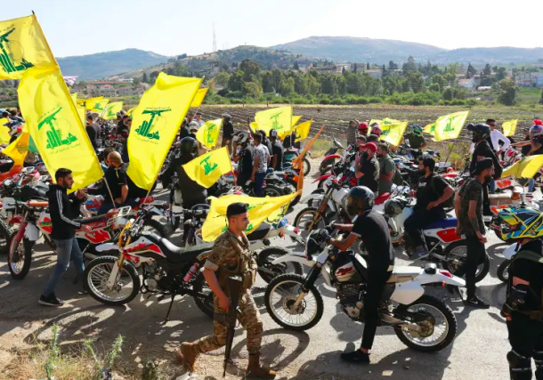 Radio Jai -Los partidarios del líder de Hezbolá, Hassan Nasrallah, se reúnen en un convoy de motocicletas para conmemorar el "Día de la Resistencia y la Liberación", cerca de la frontera libanesa con Israel, en mayo. (Crédito de la foto: AZIZ TAHER/REUTERS)