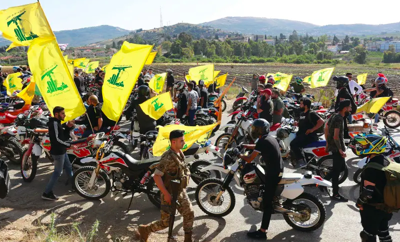 Radio Jai -Los partidarios del líder de Hezbolá, Hassan Nasrallah, se reúnen en un convoy de motocicletas para conmemorar el "Día de la Resistencia y la Liberación", cerca de la frontera libanesa con Israel, en mayo. (Crédito de la foto: AZIZ TAHER/REUTERS)
