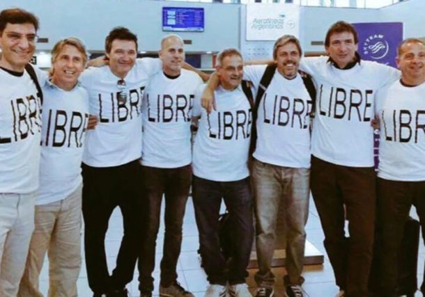 Radio Jai - La última foto del grupo de amigos rosarinos, antes de llegar a Nueva York