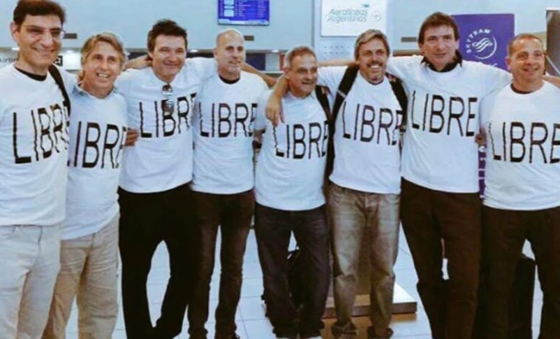 Radio Jai - La última foto del grupo de amigos rosarinos, antes de llegar a Nueva York