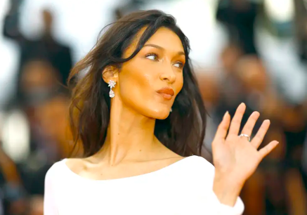 Radio Jai -BELLA HADID posa en el Festival de Cine de Cannes el mes pasado. Ver a una empresa como Swarovski, con un horrible pasado nazi, intervenir para financiarla, empoderarla y elevarla fue como una patada en las rodillas, dice el escritor. (Crédito de la foto: REUTERS/STEPHANE MAHE)