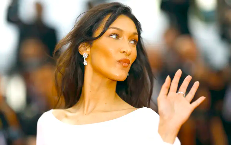 Radio Jai -BELLA HADID posa en el Festival de Cine de Cannes el mes pasado. Ver a una empresa como Swarovski, con un horrible pasado nazi, intervenir para financiarla, empoderarla y elevarla fue como una patada en las rodillas, dice el escritor. (Crédito de la foto: REUTERS/STEPHANE MAHE)