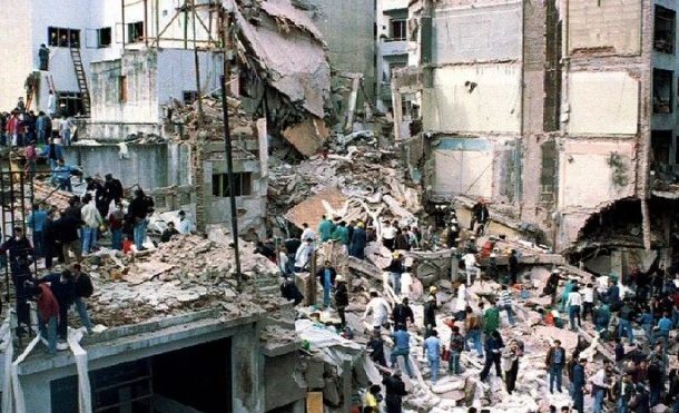 Radio Jai -El 18 de julio de 1994 a las 9.53, una camioneta cargada con 400 kilos de explosivos fue detonada frente la AMIA. Sepultó bajo los escombros a 85 víctimas, hirió a otras 300 y demolió la sede de la calle Pasteur en el más sanguinario ataque terrorista perpetrado contra el país. (Foto: Reuters)