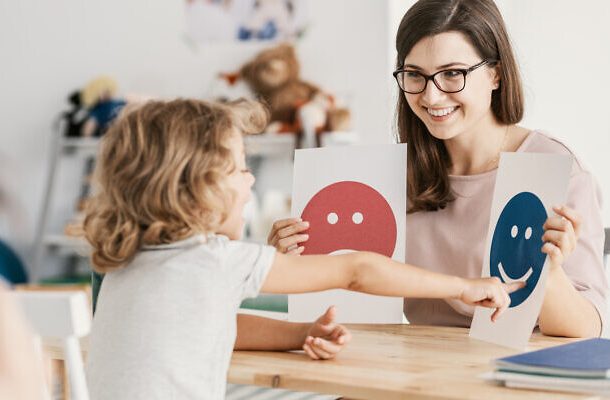 Radio Jai -Emoticones de emoción utilizados por un psicólogo durante una sesión de terapia con un niño con autismo. (iStock)