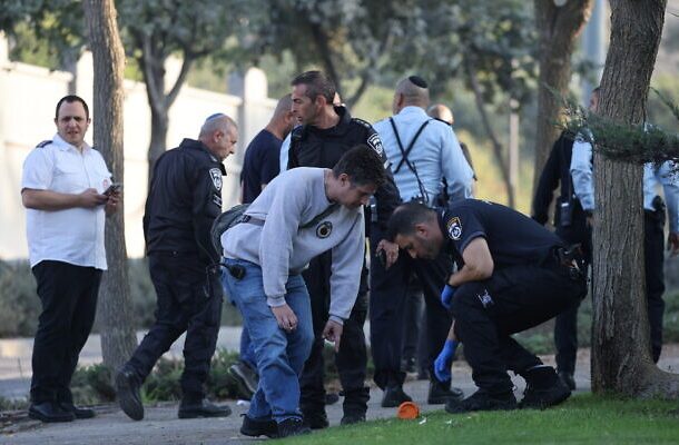 Radio Jai -Policía y médicos en la escena de un ataque con arma blanca en Jerusalén Este, 22 de octubre de 2022. (Yonatan Sindel/Flash90)
