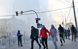 Radio Jai -Los residentes locales huyen después de un ataque con drones en Kyiv el 17 de octubre de 2022, en medio de la guerra rusa contra Ucrania. (Serguéi SUPINSKY / AFP)