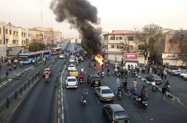 Radio Jai -Una motocicleta de Basij, milicia paramilitar iraní, es incendiada durante una protesta después de la muerte de una mujer de 22 años, Mahsa Amini, cuando fue detenida por la policía moral, en Teherán, el 10 de octubre de 2022. (Foto AP/Oriente Medio Imágenes)