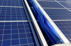 Radio Jai -Robots israelíes limpiarán paneles solares de la India durante 25 años Como una gran manta estática que se arrastra por un panel solar polvoriento como un rodillo de pelusas. (Crédito de la foto: Airtouch Solar)