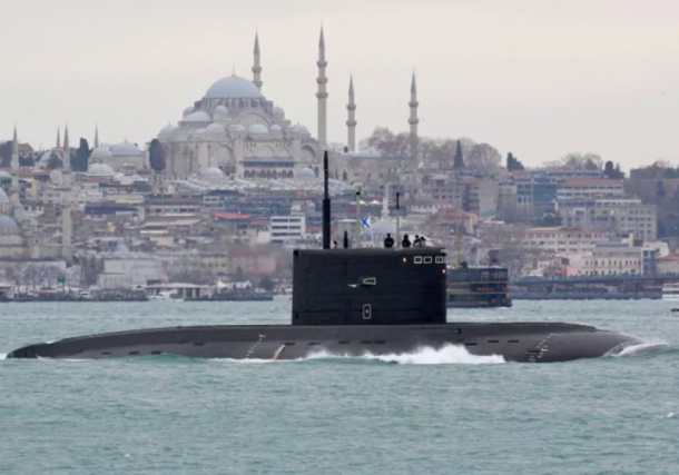 Radio Jai -Por qué no hay que temer al torpedo nuclear ruso Poseidón El submarino diésel-eléctrico de la Armada rusa Rostov-on-Don navega en el Bósforo, en su camino hacia el Mar Negro, en Estambul, Turquía 13 de febrero de 2022. (Crédito de la foto: REUTERS/YORUK ISIK)