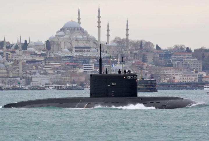 Radio Jai -Por qué no hay que temer al torpedo nuclear ruso Poseidón El submarino diésel-eléctrico de la Armada rusa Rostov-on-Don navega en el Bósforo, en su camino hacia el Mar Negro, en Estambul, Turquía 13 de febrero de 2022. (Crédito de la foto: REUTERS/YORUK ISIK)