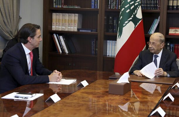 Radio Jai - El presidente libanés, Michel Aoun, a la derecha, se reúne con el enviado estadounidense para Asuntos Energéticos, Amos Hochstein, en el palacio presidencial, en Beirut, Líbano, el 9 de septiembre de 2022. (Dalati Nohra, fotógrafa oficial del gobierno libanés, vía AP)