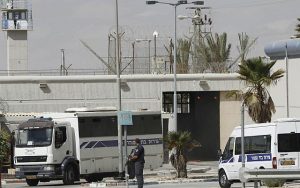 Radio Jai -La entrada a las prisiones de Nafha y Ramon en el sur de Israel (Tsafrir Abayov/Flash90)