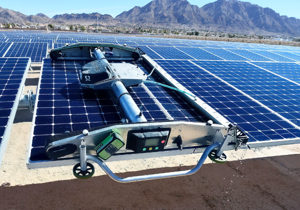 Radio Jai -Robots israelíes limpiarán paneles solares de la India durante 25 años Como una gran manta estática que se arrastra por un panel solar polvoriento como un rodillo de pelusas. (Crédito de la foto: Airtouch Solar)