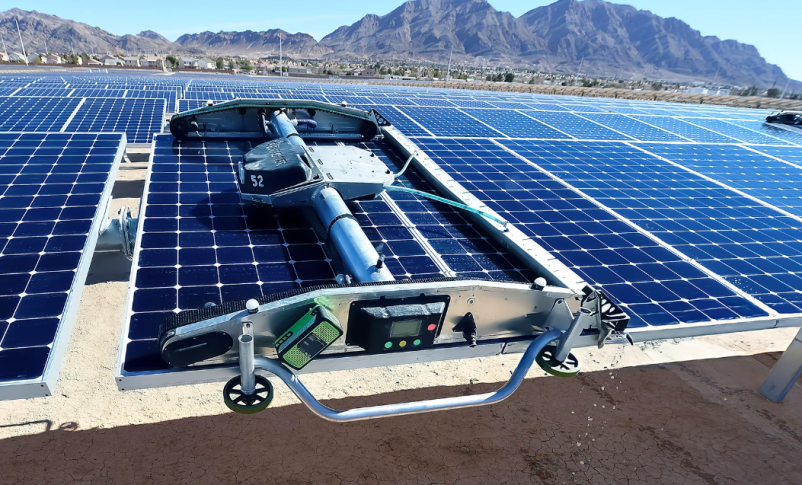 Radio Jai -Robots israelíes limpiarán paneles solares de la India durante 25 años Como una gran manta estática que se arrastra por un panel solar polvoriento como un rodillo de pelusas. (Crédito de la foto: Airtouch Solar)
