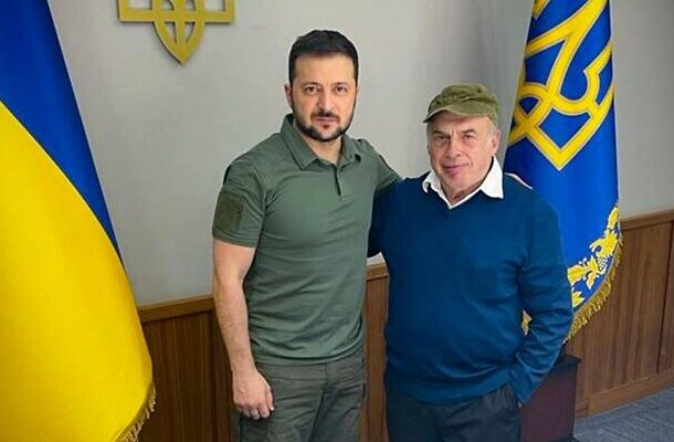 Radio Jai -El presidente de Ucrania, Volodymyr Zelensky (L) y Natan Sharansky en Kyiv, 25 de octubre de 2022 (cortesía de la Oficina Presidencial de Ucrania)