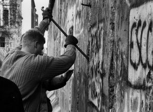 Radio Jai - A 33 años de la caída del Muro de Berlín