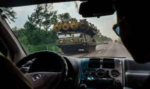 Radio Jai -LYSYCHANSK, UCRANIA — 12 DE JUNIO DE 2022: Un lanzacohetes militar conduce por una carretera hacia Lysychansk, Ucrania, el domingo 12 de junio de 2022. (Marcus Yam / Los Angeles Times a través de Getty Images).