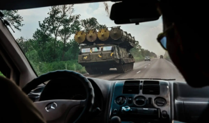 Radio Jai -LYSYCHANSK, UCRANIA — 12 DE JUNIO DE 2022: Un lanzacohetes militar conduce por una carretera hacia Lysychansk, Ucrania, el domingo 12 de junio de 2022. (Marcus Yam / Los Angeles Times a través de Getty Images). 