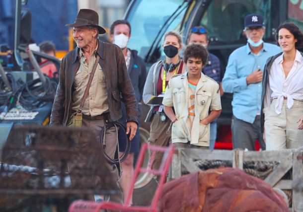 Harrison Ford y Phoebe Waller-Bridge en el set de "Indiana Jones 5" en Sicilia el 18 de octubre de 2021 en Castellammare del Golfo, Italia. (Foto de Robino Salvatore/GC Images vía Getty Images)