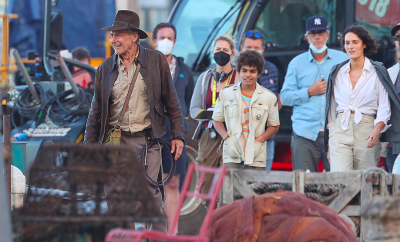 Harrison Ford y Phoebe Waller-Bridge en el set de "Indiana Jones 5" en Sicilia el 18 de octubre de 2021 en Castellammare del Golfo, Italia. (Foto de Robino Salvatore/GC Images vía Getty Images)