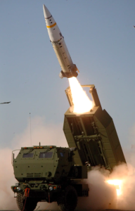 Radio Jai -ATACMS disparado desde un lanzador M142 High Mobility Artillery Rocket System. (Foto del ejército de EE. UU.)