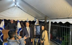 Radio Jai -El vicealcalde (derecha) Fleur Hassan-Nahoum y Gerald Mendes junto a una foto de su abuelo, Aristides de Sousa Mendes, antes de la ceremonia de inauguración de una plaza de la ciudad en honor a Sousa Mendes, Kiryat Hayovel, Jerusalén, 8 de noviembre de 2022 (Ash Obel/Tiempos de Israel)