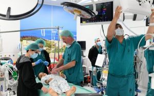 Radio Jai -El Dr. Hagi Dekel prepara a un niño palestino para una cirugía cardíaca en el Centro Médico Wolfson en Holon el 21 de noviembre de 2022 (Tomer Noyberg/Save a Child's Heart)
