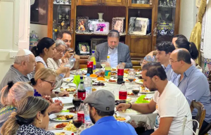 Radio Jai -Bahreiníes, egipcios, emiratíes, marroquíes e israelíes alrededor de la misma mesa para un almuerzo kosher en la mellah de Marrakech, Marruecos. (crédito: Cortesía de la Asociación Mimouna/Federación Americana Sefardí)