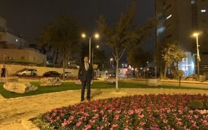 Radio Jai -El alcalde de Jerusalén, Moshe Lion, se encuentra en medio de la recién nombrada plaza Aristides de Sousa Mendes en Kiryat Hayovel, Jerusalén, el 8 de noviembre de 2022 (Ash Obel/Times of Israel)