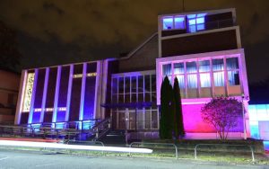 Radio Jai -Sinagoga en Dortmund, Alemania, con las luces encendidas para 'Light from the Synagogue' durante la Kristallnacht (cortesía: Dalia Yohanan)