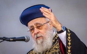 Radio Jai -El rabino jefe sefardí de Israel, Yitzhak Yosef, habla en el Cuartel General Nacional de la Policía de Israel en Jerusalén el 22 de septiembre de 2022. (Olivier Fitoussi/Flash90)