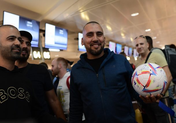 Radio Jai -La gente se registra en un mostrador en el aeropuerto internacional Ben Gurión en Tel Aviv para el primer vuelo comercial de Israel a Doha, para el torneo de la Copa Mundial 2022, el 20 de noviembre de 2022. (Tomer Neuberg/Flash90)