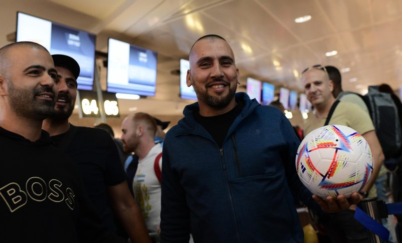 Radio Jai -La gente se registra en un mostrador en el aeropuerto internacional Ben Gurión en Tel Aviv para el primer vuelo comercial de Israel a Doha, para el torneo de la Copa Mundial 2022, el 20 de noviembre de 2022. (Tomer Neuberg/Flash90)