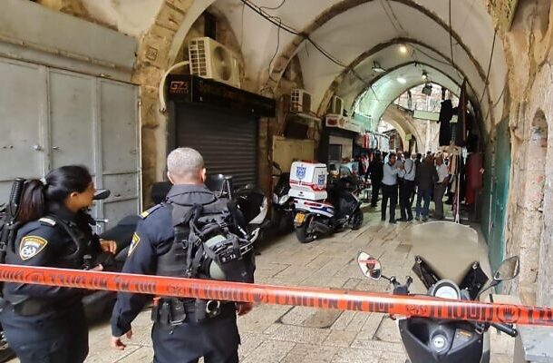 Radio Jai -La escena de un ataque con arma blanca en la Ciudad Vieja de Jerusalén el 3 de noviembre de 2022 (servicio de emergencia Zaka)