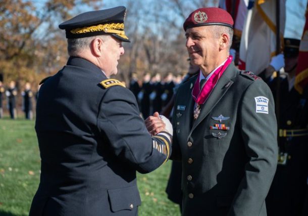 Radio Jai -El presidente del Estado Mayor Conjunto de los EE. UU., Mark Milley, a la izquierda, otorga la Legión al Mérito al Jefe del Estado Mayor de las FDI, Aviv Kohavi, el 21 de noviembre de 2022. (Fuerzas de Defensa de Israel)