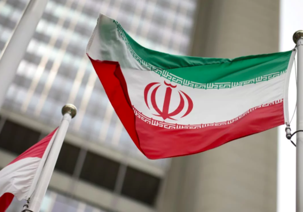 Radio Jai - Irán condena a muerte a cuatro personas por cooperar con el Mossad La bandera iraní ondea frente al edificio de oficinas de la ONU en Viena (Foto: Reuters/LISI NIESNER/FILE PHOTO)