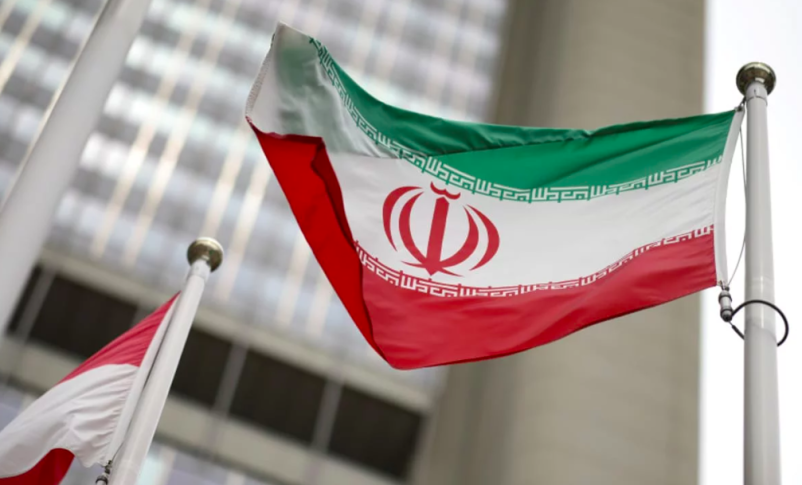 Radio Jai - Irán condena a muerte a cuatro personas por cooperar con el Mossad La bandera iraní ondea frente al edificio de oficinas de la ONU en Viena (Foto: Reuters/LISI NIESNER/FILE PHOTO)