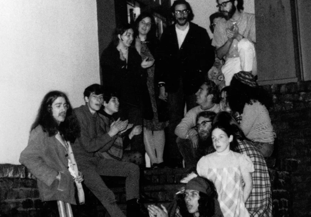 Radio Jai -En los escalones de entrada de la Casa de Amor y Oración original en 347 Arguello Blvd., ca 1969. (Foto/Marvin Kussoy- Cortesía de Yehudit y Reuven Goldfarb)