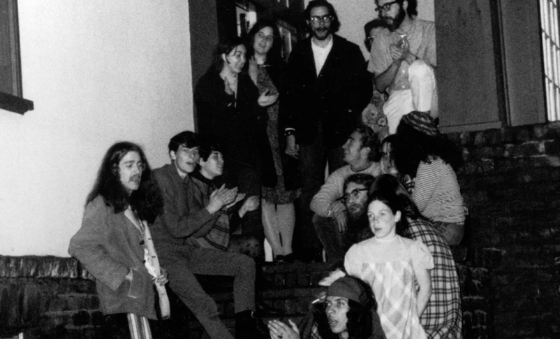 Radio Jai -En los escalones de entrada de la Casa de Amor y Oración original en 347 Arguello Blvd., ca 1969. (Foto/Marvin Kussoy- Cortesía de Yehudit y Reuven Goldfarb)