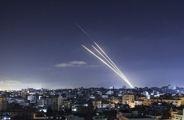 Radio Jai -Ilustrativo: se lanzan cohetes hacia Israel desde la ciudad de Gaza, controlada por el grupo terrorista palestino Hamas, el 18 de mayo de 2021. (Mahmud Hams/AFP)