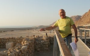 Radio Jai -El Dr. Daniel Vainstub señala los diversos sitios históricos en el Parque Nacional de Qumran, octubre de 2021. (Shmuel Bar-Am)