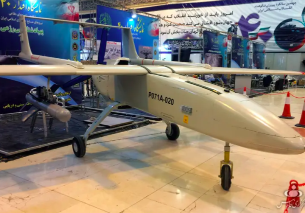 Radio Jai -Piezas israelíes encontradas en drones iraníes utilizados por Rusia. Mohajer-6 UAV con número de serie P071A-020 visto durante la exhibición de defensa Eqtedar 40 en Teherán. (Crédito de la foto: Mehdi Bakhtiari/Agencia de noticias Fars)