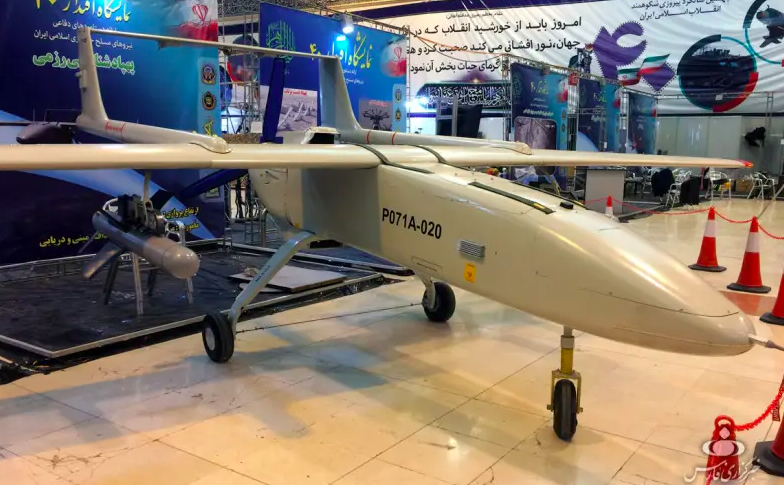 Radio Jai -Piezas israelíes encontradas en drones iraníes utilizados por Rusia. Mohajer-6 UAV con número de serie P071A-020 visto durante la exhibición de defensa Eqtedar 40 en Teherán. (Crédito de la foto: Mehdi Bakhtiari/Agencia de noticias Fars)